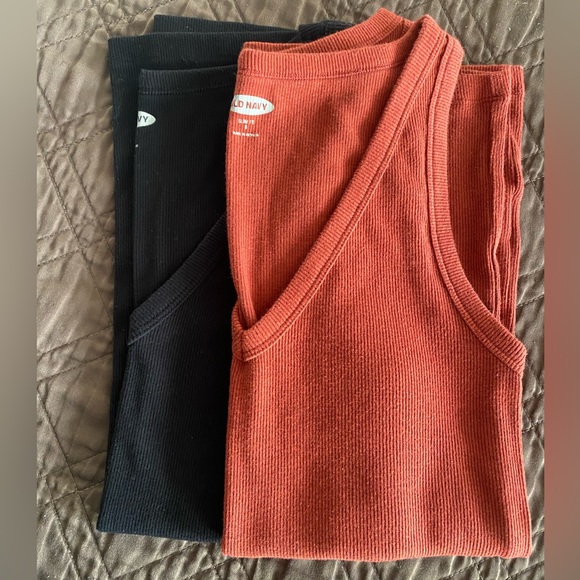Old Navy v-neck ribbed tank tops in Small - Picture 2 of 3